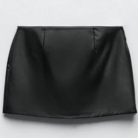 ZARA BLACK FAUX LEATHER MINI SKIRT WITH SLIT * NEW * - Picture 3 of 8